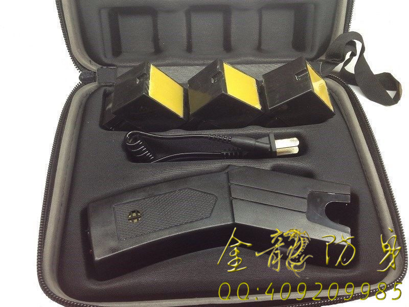 男子咋樣購(gòu)電擊槍